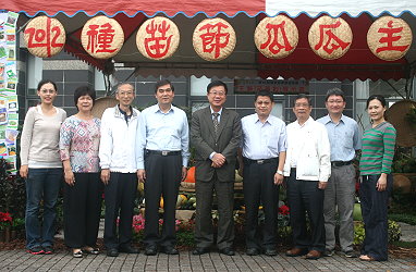 農委會主委陳保基於12月2日視察種苗節活動辦理情形，與各主管及主辦同仁合影