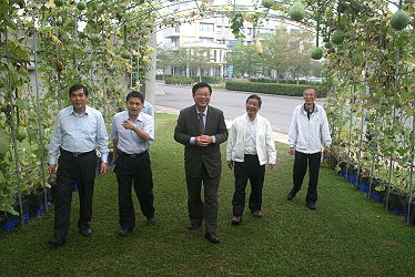 王仕賢場長親自引導解說滴灌設施及花卉稻草景觀佈置區，通過步道前往畜試所