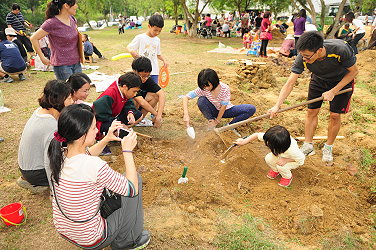 親子焢窯小朋友玩得不亦樂乎 