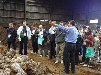 久保田生技公司林總經理於堆肥場現場解說製作過程