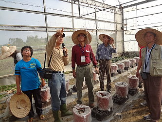 江助理研究員汶錦現場解說養液設施栽培 