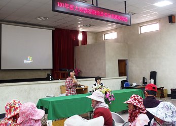 大蒜根蟎講習會由環境課鄭課長安秀與四湖鄉農會黃足琴秘書共同主持