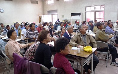 講習會農友參與非常踴躍並注意聽講