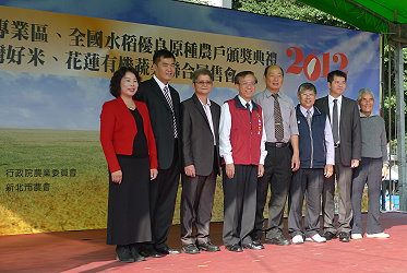 圖一、 績優稻米產銷專業區獲獎人員合影 ( 左 1 為芳榮米廠，左 3 為東遠碾米廠 )