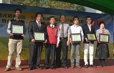 圖二、 優良稻米產銷專業區獲獎人員合影 ( 左 1 為億東企業股份有限公司，右二為米圃食品股份有限公司 ) 