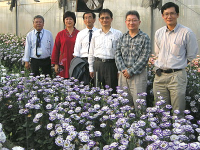 沖繩農業研究所坂本所長 ( 左 1) 及関塜博士 ( 左 3) 至本場參訪洋桔梗試驗及育種研究