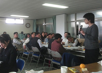 農糧署糧食儲運組潘芝組長在「活化休耕動計畫草案會議」中說明轉（契）作作物規劃輔導事宜