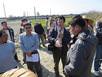 本場王仕賢場長與代耕業者及大佃農討論熱絡 