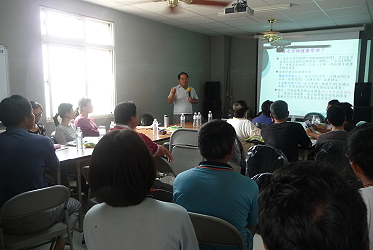 本場劉依昌助研員講解小果番茄健康管理