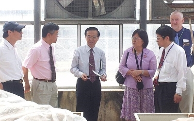 陳副主任委員參觀溫室設施