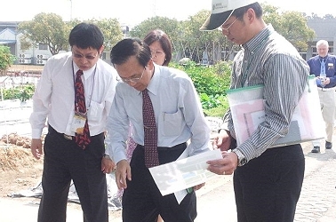 陳副主任委員參觀原生蔬菜示範圃應用滴灌設施