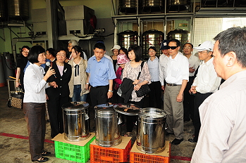 善化區農會洪總幹事解說胡麻加工過程