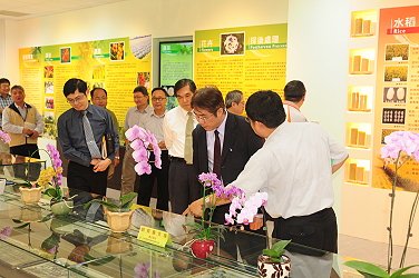 王場長引導黃偉哲立委及長官參觀農業成果展示廳