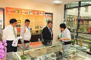 王場長說明本場典藏的手搖機械式計算機