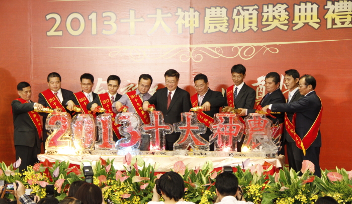 農委會陳保基主委與十大神農得主ㄧ起為農業注入象徵性活水