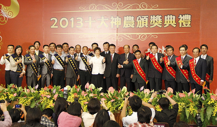 農委會陳保基主委與十大神農及模範農民一起為臺灣農業按個讚