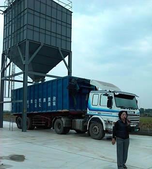 芳榮米廠黃麗琴執行長介紹田間暫存桶設備及後續烘乾作業