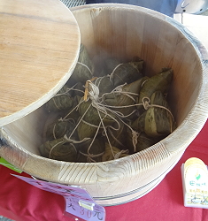 熱氣騰騰的菱角五穀肉粽