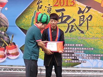 王仕賢場長頒發西瓜果雕競賽校園組冠軍獎牌