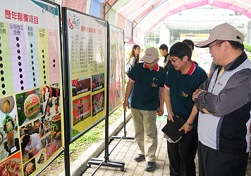 主委參觀歷年活動回顧海報展 