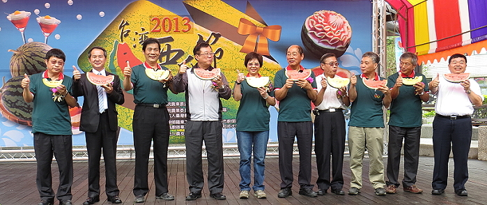 幕現場長官與貴賓排排站吃西瓜，為活動揭開序幕