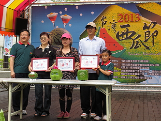 農友基金會賴秘書長頒發造型西瓜競賽獎牌