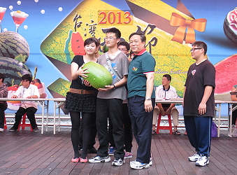 挑西瓜種子比賽冠軍得主由農友基金會賴秘書長頒發獎品大西瓜一粒