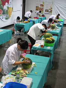 西瓜果雕競賽進行場景