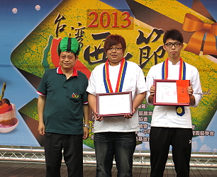 王仕賢場長頒發西瓜料理競賽校園組冠軍獎牌