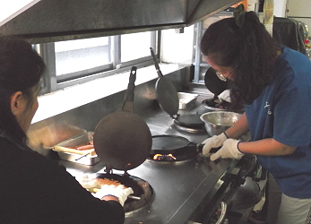 現場讓班員嘗試親手做米蛋捲的情形