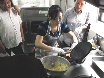 陳曉菁副研究員親自示範米蛋捲製作