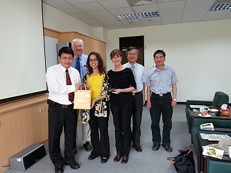 簡報後雙方交換紀念品