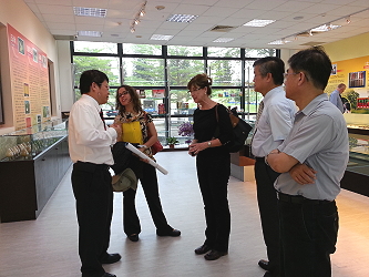 王仕賢場長親自引導參觀成果展示廳