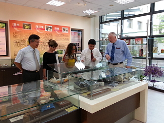 外賓對歷史試驗器材文物相關感興趣