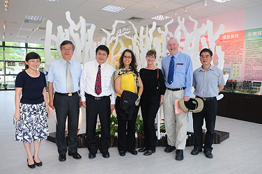 外賓與本場長官、同仁合影留念