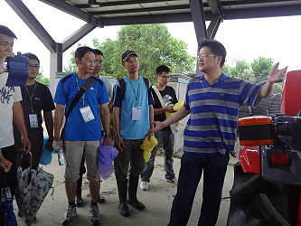 鍾瑞永副研究員講解農機操作