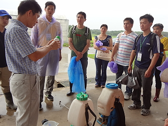 林明瑩副研究員介紹農藥使用方法