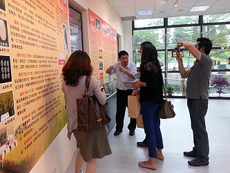 王仕賢場長親自引導參觀成果展示廳 