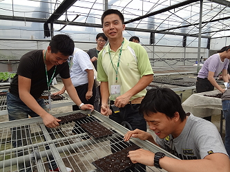 學員學習蔬菜穴盤育苗