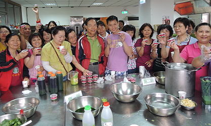 班員們開心地品嚐親手製作的牧草三色凍