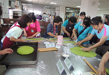 班員們認真地將牧草米糆包糆糰桿平