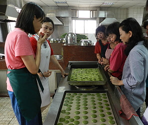 本場陳曉菁副研究員與班員們討論牧草多元化米食產品