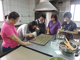 班員們嘗試動手製作牧草日式麻糬