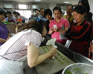 班員們嘗試動手製作牧草日式麻糬