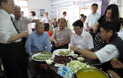 吉安鄉農會徐總幹事將研習成果的牧草米饅頭和米糆包與長官們分享