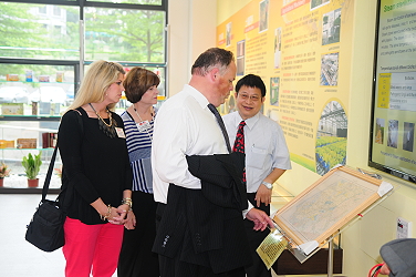 副州長達爾閱覽本場參藏的日據時代土質調查地圖 