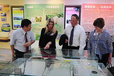 本場展示櫃保存有 50 年代中美合作製播的 16 釐米宣傳片