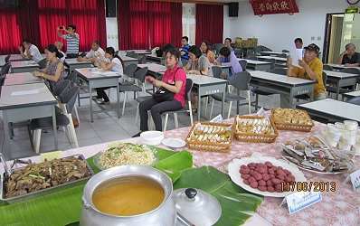 本場提供米糆包餐點，以及新化區農會提供新化三寶中式餐食，現場芳香四溢 