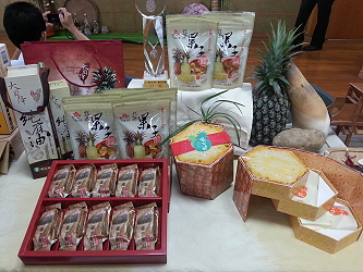 新化區農會展示農特產品有鳳梨乾、鳳梨酥、黑麻油等