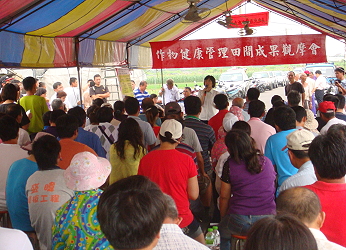 黃助理研究員秀雯解說設施香瓜病蟲害綜合防治